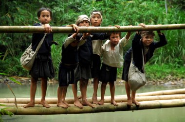 Banten, Endonezya - 18 Ekim 2009: Baduy çocukları, Lebak, Banten - Endonezya. Baduy modern teknolojiyi ve resmi eğitimi reddeden geleneksel bir kabiledir..