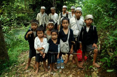 Banten, Endonezya - 18 Ekim 2009: Baduy çocukları, Lebak, Banten - Endonezya. Baduy modern teknolojiyi ve resmi eğitimi reddeden geleneksel bir kabiledir..