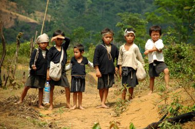 Banten, Endonezya - 18 Ekim 2009: Baduy çocukları, Lebak, Banten - Endonezya. Baduy modern teknolojiyi ve resmi eğitimi reddeden geleneksel bir kabiledir..