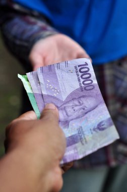 Endonezya rupia ticaret işlemleri seçici odak için para tutun