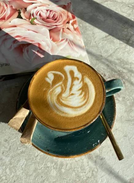 Bellissimo romantico caffè caldo delizioso con schiuma d'aria — Foto Stock