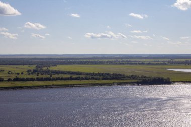 İrtiş Nehri 'nin kıyısına kadar manzarası var. Rusya 'daki Sibirya Irmağı' nın karşı kıyısına yüksek bir tepeden bak.
