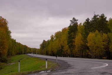 Sonbahar otoyolu boyunca kargo taşıyan kamyonlar. Rusya 'daki Tyumen-Khanty-Mansiysk otoyolunda trafik vardı. Sonbahar yolu.