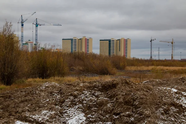 建设一个新的城区 城市景观与高楼大厦的建设在地平线上 俄罗斯Khanty Mansiysk的建筑 — 图库照片