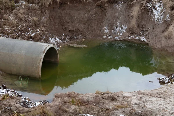 Tubo Concreto Enorme Drena Água Reservatório Enorme Tubo Drenagem Sai — Fotografia de Stock