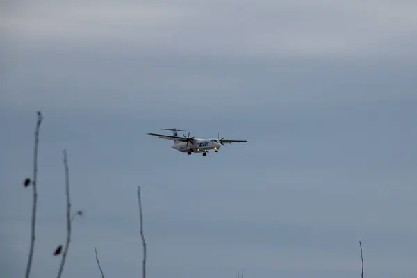 Avião Vai Aterrar Aeroporto Khanty Mansiysk Atr Aeronaves Turbo Hélice — Fotografia de Stock