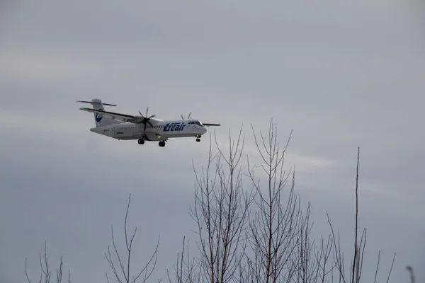 Avião Vai Aterrar Aeroporto Khanty Mansiysk Atr Aeronaves Turbo Hélice — Fotografia de Stock