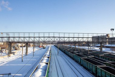 Rusya 'nın Kurgan bölgesindeki Shadrinsk şehrindeki tren istasyonu. İstasyondaki köprüden gelen tren raylarının ve arabaların görüntüsü..