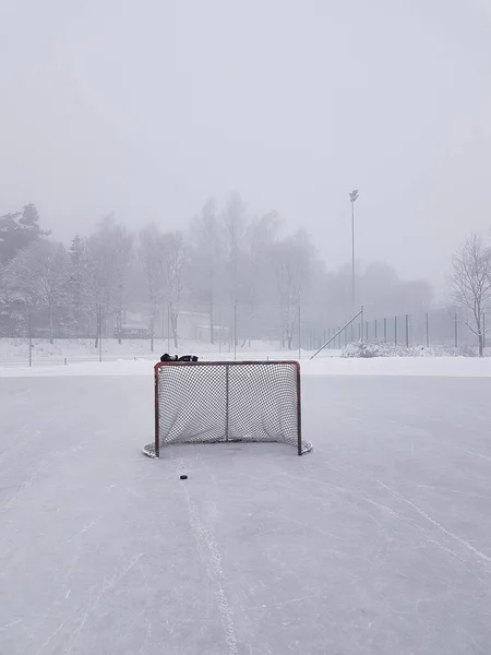 Хоккейные Ворота Шайба Перчатки Открытом Катке Туманным Фоном — стоковое фото