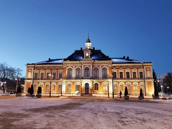 Kuopio belediye binası ve pazar meydanı kışın mavi saat.