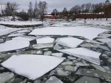 Suomenlinna, Helsinki 'deki bir körfezdeki buz tabakası..