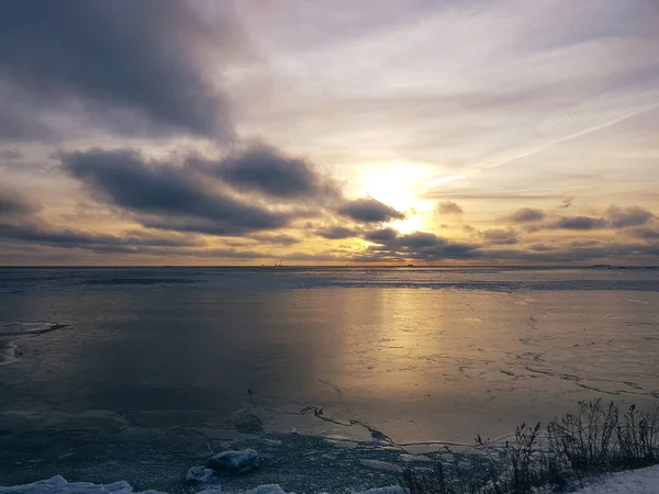 Prachtige Zonsondergang Bevroren Oostzee Met Een Schip Aan Horizon Gezien — Stockfoto