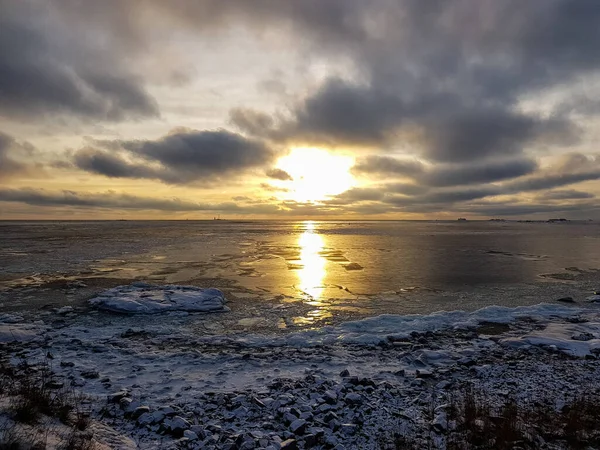 Beautiful Sunset Frozen Baltic Sea Ship Horizon Seen Suomenlinna Helsinki — Stockfoto