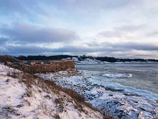 Frozen Sea Snowy Ground Fortress Wall Suomenlinna Helsinki — Foto de Stock