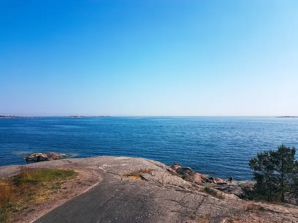 Prachtige Heldere Blauwe Zee Lucht Landschap Met Mensen Rotsachtige Kust — Stockfoto
