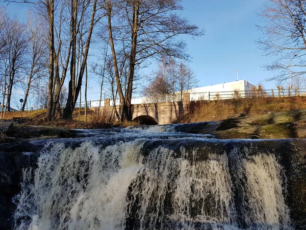 Düşük açılı ve arka planda mavi gökyüzü olan bir şelale..