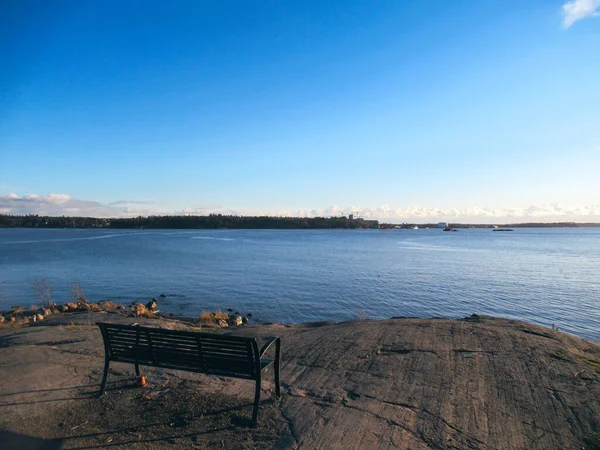 Banc Bord Mer Rocheuse Par Une Journée Ensoleillée Novembre — Photo