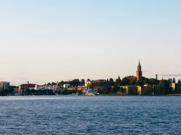 芬兰东部萨文林纳大教堂和城镇建筑的湖景 — 图库照片