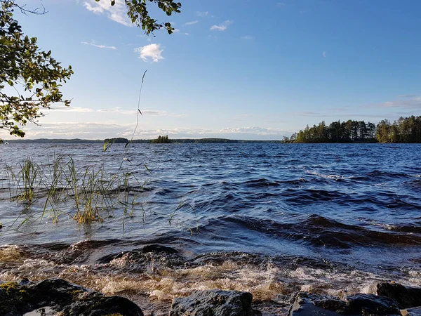 Vlny Narážející Skály Jezeře Saimaa Východním Finsku Slunečného Letního Večera — Stock fotografie