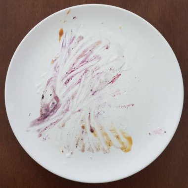 Yaban mersinli turtayla yaratılmış beyaz bir tabakta soyut sanat.