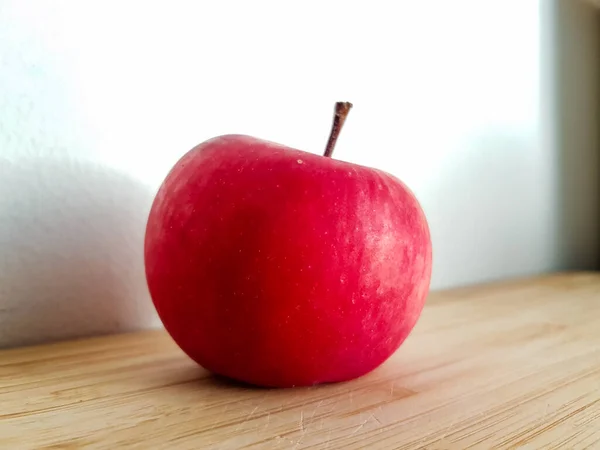 Red Apple Close Wooden Cutting Board White Wall — Stock Photo, Image