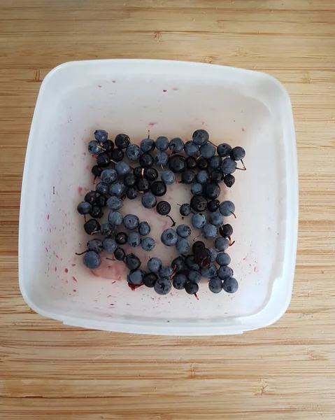 Blaubeeren Aus Dem Wald Einer Plastikbox Gepflückt — Stockfoto