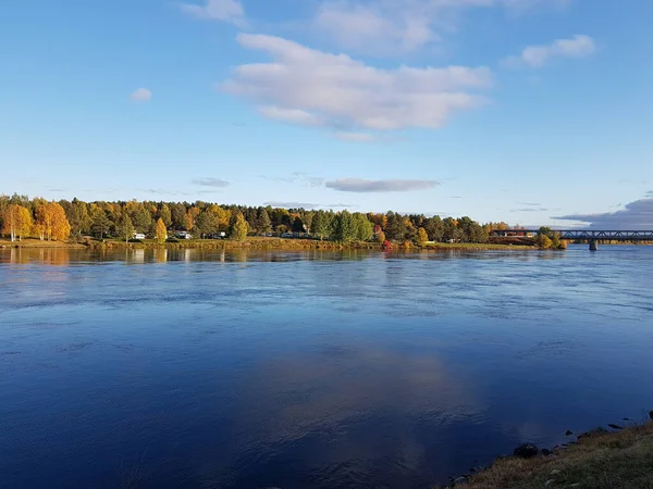 Slunečná Modrá Řeka Krajina Stromy Podzimních Barvách — Stock fotografie