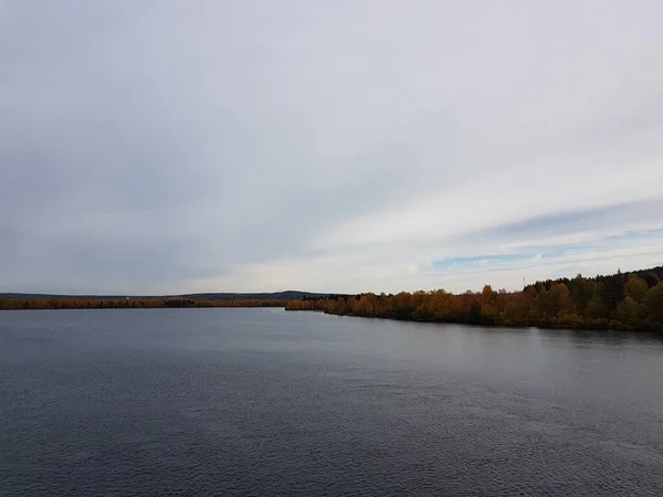 Спокійний Річковий Ландшафт Півночі Осінніми Кольорами — стокове фото