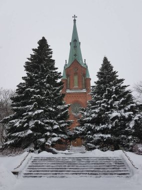 Gri bir kış gününde kilise, taş basamaklar ve süslemeler.