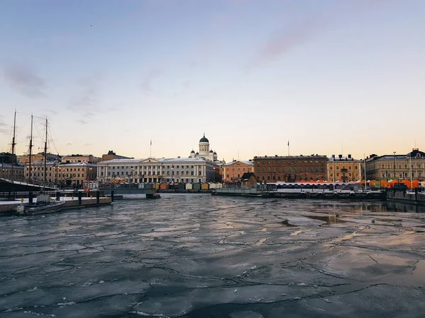 赫尔辛基市场广场的圣诞市场 冰面浮在水面上 — 图库照片