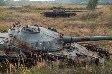 Hedef olarak kullanılan eski, yok edilmiş tanklar