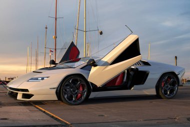 Yeni Countach LPI 800-4. Lamborghini efsanesinin yeniden canlandırılması