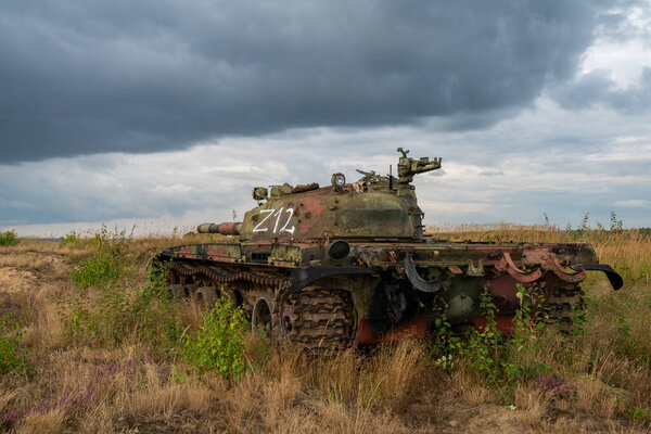 Старые, разрушенные танки, используемые в качестве мишеней