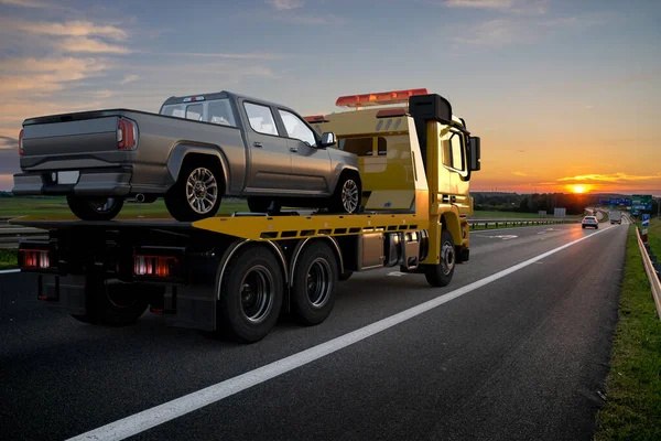 Camioneta Remolque Con Coche Roto Road Tow Coche Camioneta Son —  Fotos de Stock