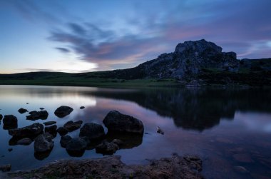 Covadonga Gölü, gün doğarken Picos de Europa 'da dağ gölleri.