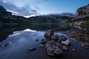 Covadonga Gölü, gün doğarken Picos de Europa 'da dağ gölleri.
