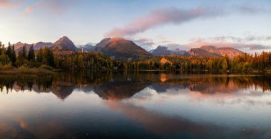 Sonbahar Panorama Strbske Pleso Gölü. High Tatras Ulusal Parkı, Slovakya, Avrupa 'nın sakin, sonbahar akşamı sahnesi.