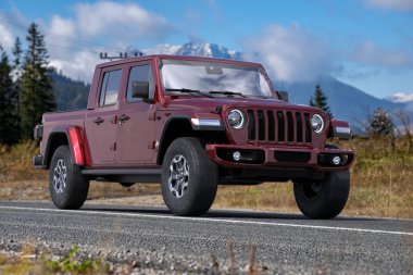 Dağ yolunda bir Jeep Gladyatörü