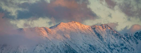 Panorama Snötäckta Bergstoppar Ljuset Den Nedgående Solen — Stockfoto