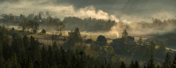 Bergsby Mellaneuropa Morgonen Rök Och Smog Från Vedeldade Ugnar Och — Stockfoto