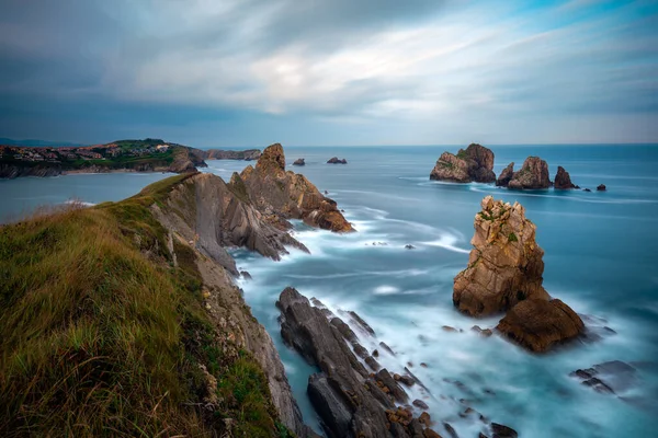 Niesamowite Klify Hiszpańskim Wybrzeżu Pobliżu Santander — Zdjęcie stockowe