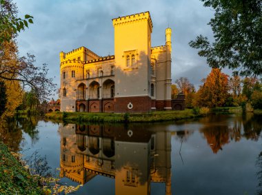 Polonya 'da Poznan yakınlarındaki Kornik Kalesi sonbahar cübbesiyle