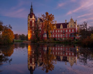 Gölde ayna yansıması olan kötü Muskau Kalesi