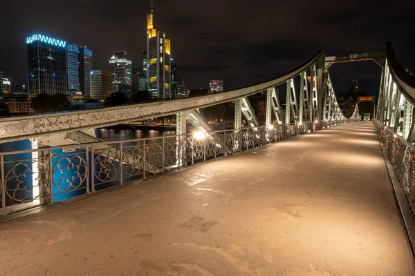 Järnbron Eiserner Steg Med Utsikt Över Natten Panorama Frankfurt Main — Stockfoto