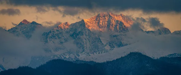 Panorama Zasněžených Vrcholků Hor Světle Zapadajícího Slunce — Stock fotografie