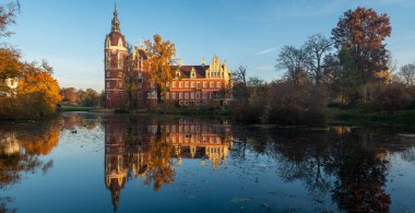 Gölde ayna yansıması olan kötü Muskau Kalesi