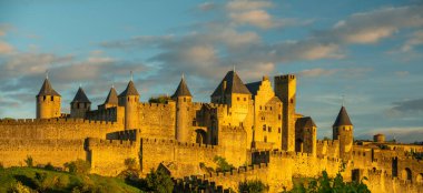 Carcassonne istihkamları batan güneşin ışığında