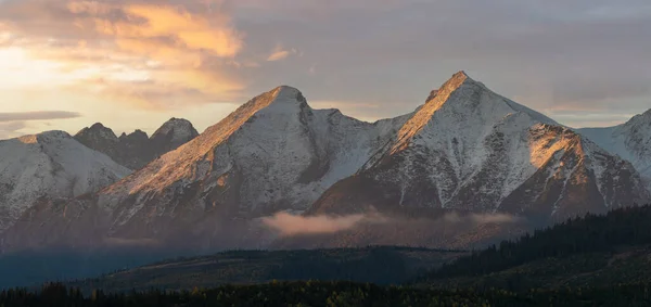 Vista Los Picos Montaña Nevados Una Hermosa Dramática Mañana Montaña —  Fotos de Stock