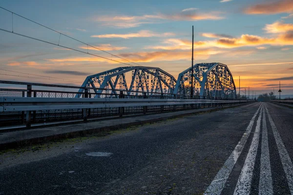 Asfaltová Cesta Vedoucí Mostě Během Krásného Východu Slunce — Stock fotografie