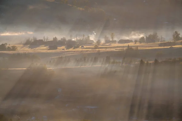 Górska Wioska Europie Środkowej Rano Dym Smog Pochodzące Pieców Opalanych — Zdjęcie stockowe
